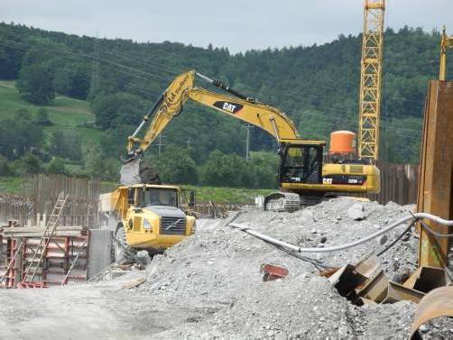 Die Aushubarbeiten für das dritte Wehrfeld laufen. Foto: sm