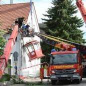 Aussichts-Kran stürzt auf Haus: 16 Verletzte