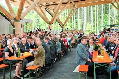Die Bevölkerung feierte die Eröffnung des Dienstleistungszentrums unter dem Solardach mit. Foto: Hronek