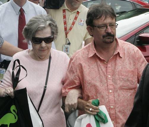 Die Gewinnerin Gloria C. Mackenzie wird von ihrem Sohn in die Lottozentrale begleitet. Foto: AP