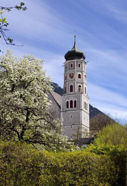 Die Laurentiuskirche aus dem 15. Jahrhundert ist das Wahrzeichen der Alpenstadt Bludenz. Foto: stb