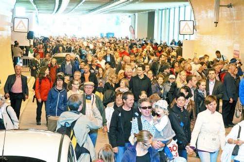 Der Festakt anlässlich der Verkehrsfreigabe der beiden Röhren fand am 30. Juni 2013 statt. Tausende nutzten die Gelegenheit, um zu Fuß die sanierte Röhre zu erkunden.