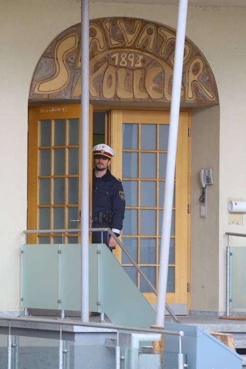 Die Polizei traf kurz nach 16 Uhr beim Kloster ein. foto: vn/hB
