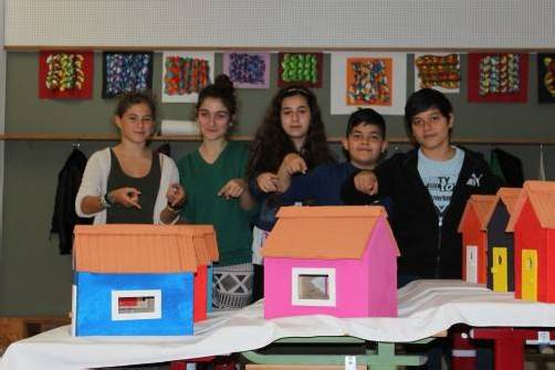 Die Schüler der 2a- und 2c-Klasse präsentieren stolz ihr Werk-Projekt. Foto: lös
