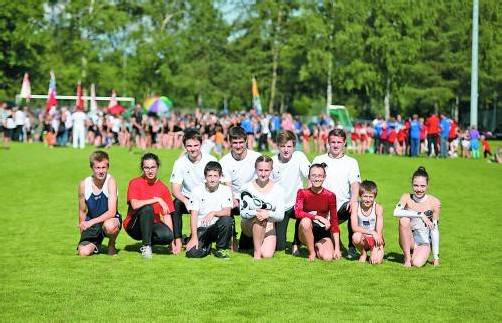 Die Turnfestsieger 2013: Fabian Lang, Andreas Claeßens, Emanuel Köb, Julian Knoll (hinten v. l.) bzw. Jonas Unterkircher, Linda Kollmann, Samuel Köb, Annika Schneider, Enja Malsiner, Jan Steenbergen und Katharina Platzer (vorne v. l.). Foto: VTS/Reis