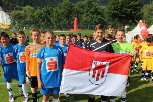Die beiden Ländle-Teams beim Fahneneinzug zum 38. Bundesfinale der Sparkasse Fußball Schülerliga in Schruns. Foto: Moosbrugger
