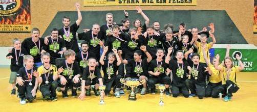 Die drei Meisterteams des RHC Dornbirn in der Herren-Bundesliga bzw. der Junioren-B- und C-Klasse mit ihrem Siegerpokalen. FotoS: Helga schwämmle