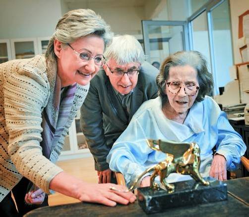 Die großartige Künstlerin Maria Lassnig (93) mit Joanneums-Chef Peter Pakesch und Kulturministerin Claudia Schmied. Foto: APa