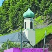 Zwei Künstler äußern sich in der Farbe Pink