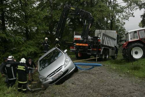 Dieser Autofahrer hatte in Hittisau großes Glück: Auf einem Forstweg gab der vom Regen völlig aufgeweichte Untergrund nach, der Fahrer konnte sich unverletzt selbst befreien. Foto: Vlach