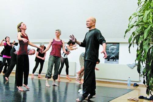 Ein außergewöhnliches Ereignis: Butoh-Star Ko Murobushi gab am Dornbirner Spielboden einen Workshop. Fotos: Tanz ist