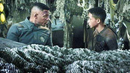 Ein echtes Familienprojekt: Will und Jaden Smith im Science-Fiction-Film „After Earth“. Foto: AP