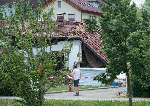 Eine Gasflasche im Keller des Einfamilienhauses war der Auslöser für die Explosion. Teile des Gebäudes sind eingestürzt. Foto: apa