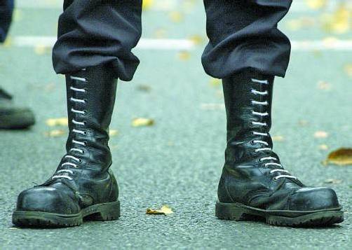 Einer der beiden Angeklagten soll der Skinhead-Szene angehören.