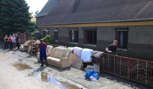 Erst kürzlich konnten die Bewohner in der von Deichbrüchen betroffenen Region in Sachsen-Anhalt wieder in ihre Häuser zurück. Foto: EPA