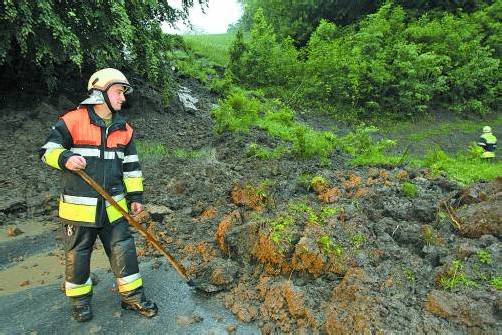 Fast im ganzen Land mussten Feuerwehren ausrücken, um verlegte Straßen und Wege von Muren zu räumen. Foto: VN/Hofmeister