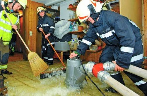 Feuerwehrleute im Dauereinsatz: Die Frauen und Männer mussten unzählige Keller, wie hier in Bludesch-Gais, trockenlegen. Foto: VN/Hofmeister