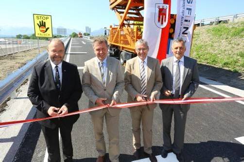 Gaben den Vollanschluss für den Verkehr frei: Bgm. Werner Müller, LR Karlheinz Rüdisser sowie Klaus Schierhackl und Klaus Fink (Asfinag). Foto: VN/kh