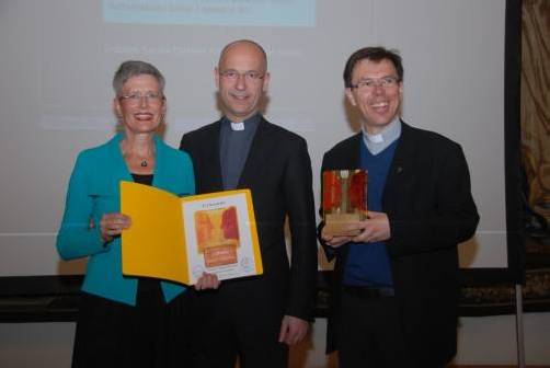 Gabriele Klinger, Pfarrer Anton Faber und Kaplan Rainer Büchel bei der Preisübergabe in Wien. Foto: Caritas