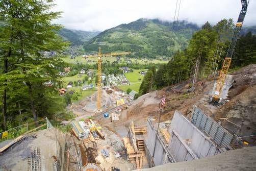 Großbaustelle in Tschagguns-Zelfen: Das Schanzenprojekt wird wesentlich teurer als geplant. Foto: VN/Steurer