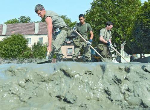 Großeinsatz: Bisher kämpften 3726 Soldaten gegen das Hochwasser und seine Folgen an. Foto: apa