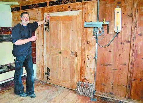 Helge Barts restauriert mit seinem Team das Frühmesserhaus in Bartholomäberg. Foto: str