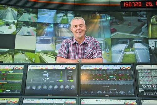 Hermann Wackerle ist als Verkehrsmanager der ASFINAG für das hochrangige Straßennetz zwischen Hörbranz und Kufstein verantwortlich. In Hohenems laufen die Bilder der 300 Kameras zusammen. Foto: VN/Steurer