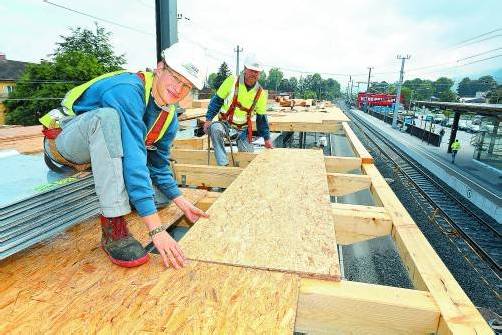 Hoch hinaus geht’s für die Arbeiter beim Umbau des Bahnhofs Hohenems. Fotos: VN/Hofmeister