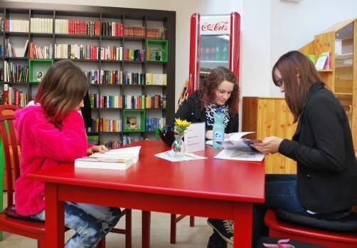 Im Büchercafé kann man Bücher kaufen, tauschen und ausleihen.