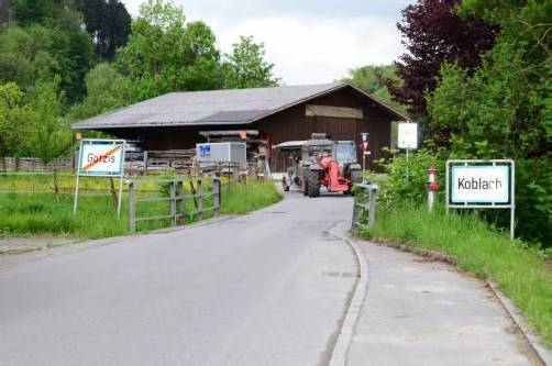 Im Rahmen der Sanierung wird auch der Gehsteig erweitert. Foto: hbr