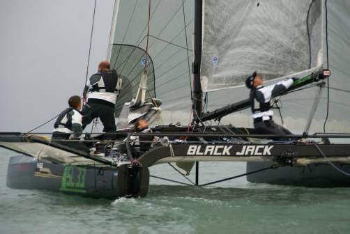Im dritten Anlauf klappte es für Ralph Schatz (kniend) auf dem Katamaran „Black Jack“ endlich: Er gewann als schnellstes Schiff bei der „Rund um“ das Blaue Band. Fotos: ht
