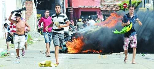 In Fortaleza im Nordosten Brasiliens zündeten Demonstranten gestern auch Polizeiautos an. Foto: REUTERS