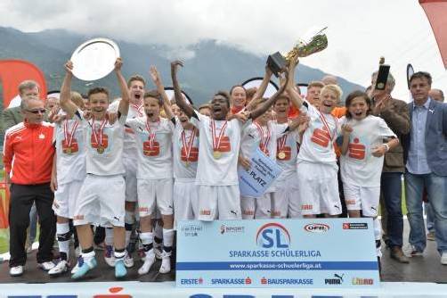 In Sachen Jubel sind die Spieler von Bundesmeister „Praxis NMS Salzburg“ bereits Champions-League-tauglich. Die Freude über die Titelverteidigung war riesengroß. Foto: Stiplovsek