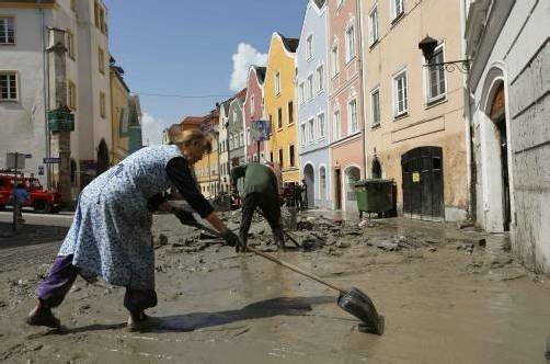 In Schärding ging‘s gestern ans Aufräumen. Vor allem die Nachbarschaftshilfe beeindruckte stark. Foto: Reuters