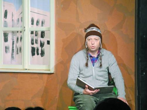 Jochen Ganser als Mauno im Stück „Die Fibel“, einer Produktion des Theaters der Figur. Foto: VN/Dietrich