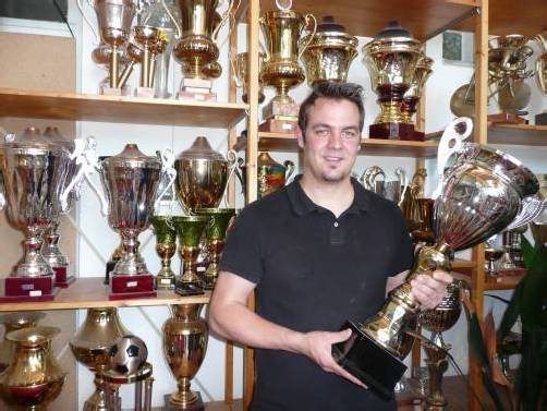 Johannes Böhler: „Bei uns wird jede Trophäe nach Wunsch zusammengestellt und beschriftet.“ Fotos: M. Matt