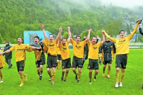 Jubel bei den Höchster Kickern nach dem Aufstieg. Foto: steurer