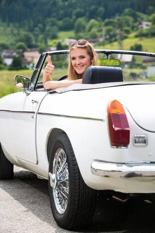 Alte Autos, junge Damen. Eine Kombination, die sich verträgt – wie Julia aus Feldkirch eindrucksvoll unter Beweis stellt. Foto: vn/steurer