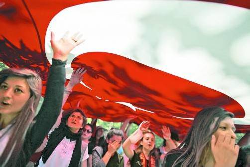 Junge Türkinnen protestieren gegen islamisch geprägte Politik unter Ministerpräsident Erdogan. Foto: RTS