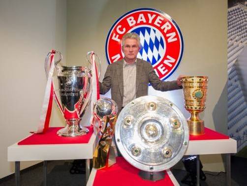 Jupp Heynckes mit den vier Pokalen aus dieser Saison. Foto: epa
