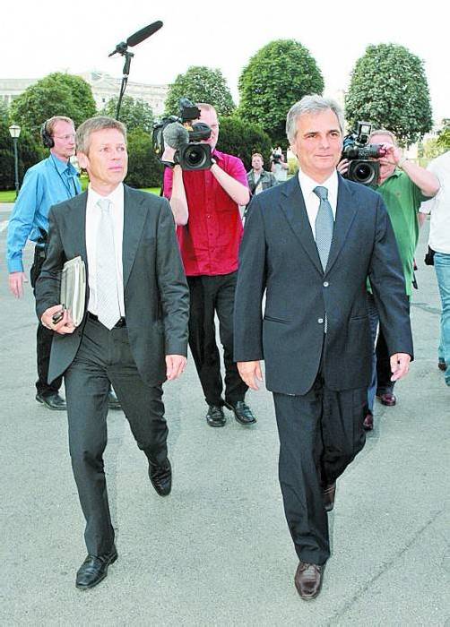 Kanzler Faymann (r.) und Staatssekretär Ostermayer. Foto: APA