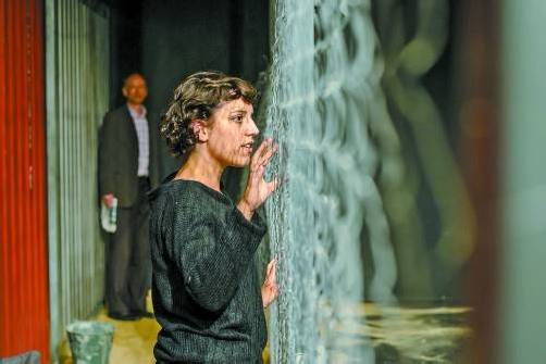 Katharina Pizzera und Olaf Salzer in der österreichischen Erstaufführung von „Zeit im Dunkeln“. Foto: Schauspielhaus Salzburg