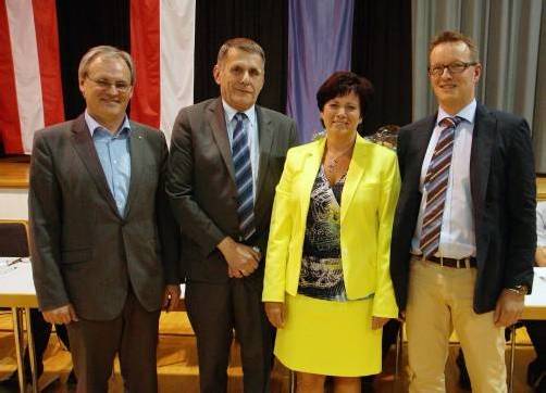 LR Harald Sonderegger (l.) mit BH-Chef Berndt Salomon sowie Bürgermeisterin Gabriele Mähr und Vizebürgermeister Roman Dörn. Foto: Hronek