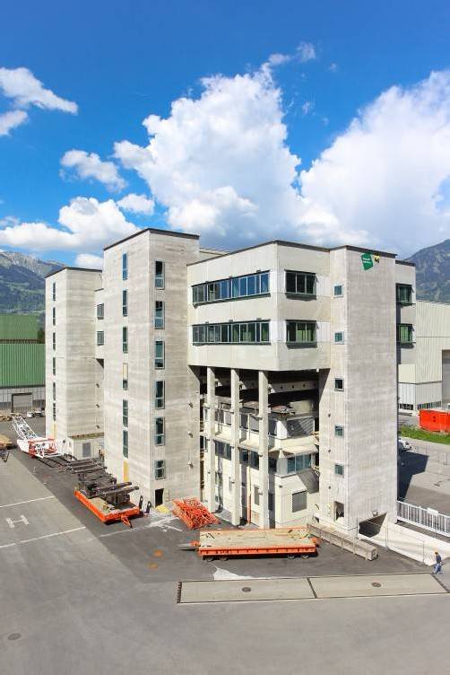Läuft seit einem Jahr auf Hochtouren: der Bau eines neuen Verwaltungstrakts beim Kranbauer Liebherr in Nenzing. Fotos: VN/Hofmeister