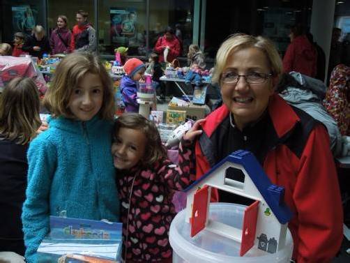 Lea und Sophie wurden beim Spielzeugflohmarkt in Dornbirn von ihrer Oma begleitet. Foto: cth