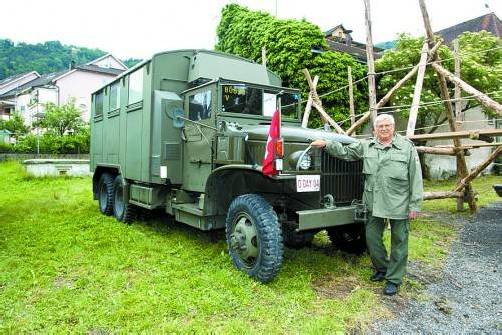 Legendäre Lastkraftwagen aus längst vergangener Zeit, wie hier im Bild ein „GMC CCKW 353“ oder . . .