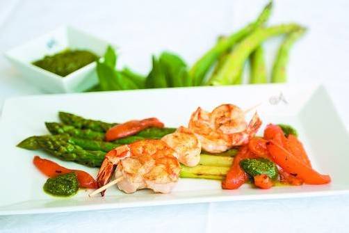 Leichte Kost für den Grill: Scampi-Kaninchenspieß mit Pesto und Spargel. FotoS: philipp steurer