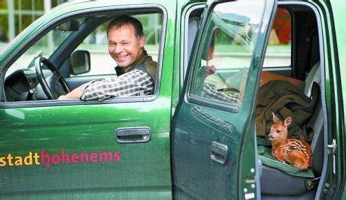 Leo liebt Autofahrten. „Er sitzt auf der Rückbank wie ein Kaiser“, berichtet Helmut Kathan. Fotos: VN/Hartinger