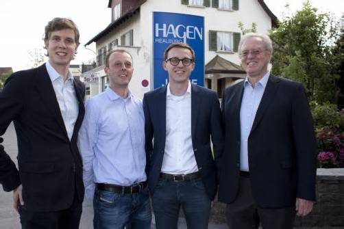 Luden zur Vernissage: Bernd Hagen (l.) mit Florian und Philipp Bösch sowie Elmar Hagen. Fotos: FRANC