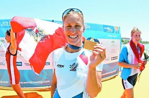 Magdalena Lobnig feiert ihre Silbermedaille. Foto: ap